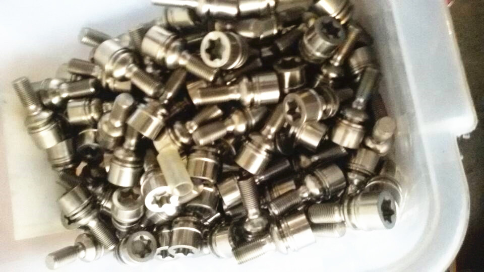 The difference between titanium screws and traditional screws